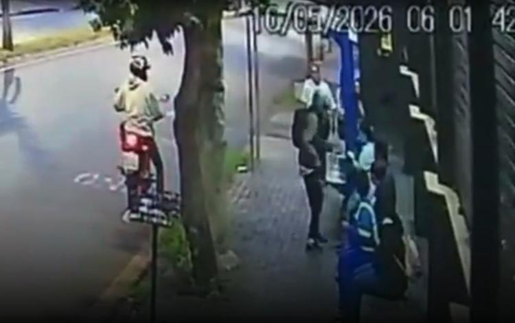 VÍDEO: Bandidos fazem arrastão em ponto de ônibus no bairro Dona Zulmira