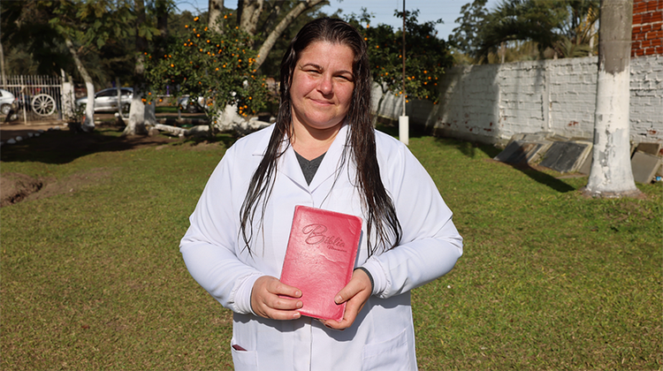 Enfermeira aceita Jesus após ser evangelizada por paciente: ‘A verdade me transformou’