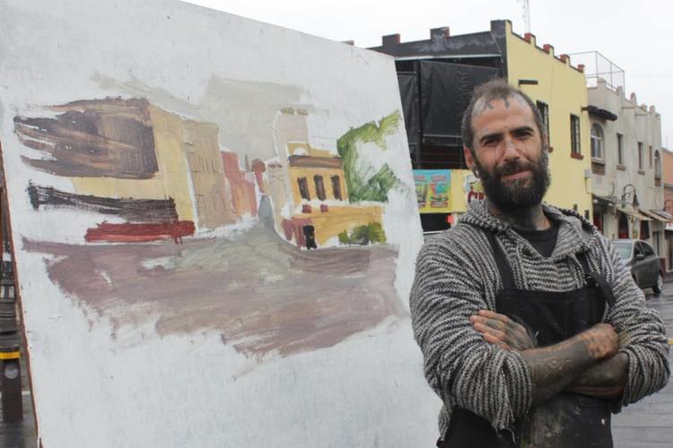 Mikel Balerdi: El artista extranjero que desafía el calor de Cuernavaca para pintar su esencia