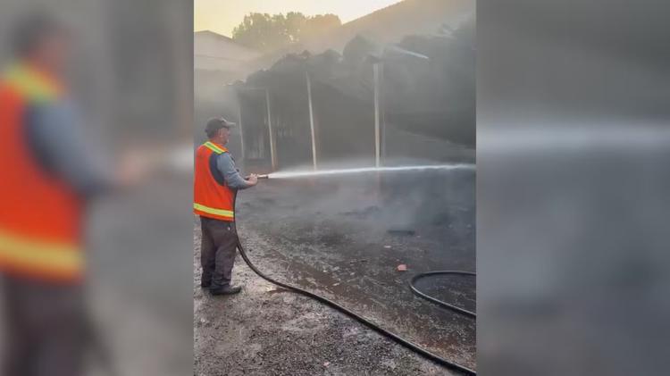 Incêndio de grandes proporções atinge fábrica de pneus no interior de SP