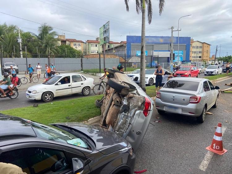Condutor perde controle e carro capota na Barra dos Coqueiros