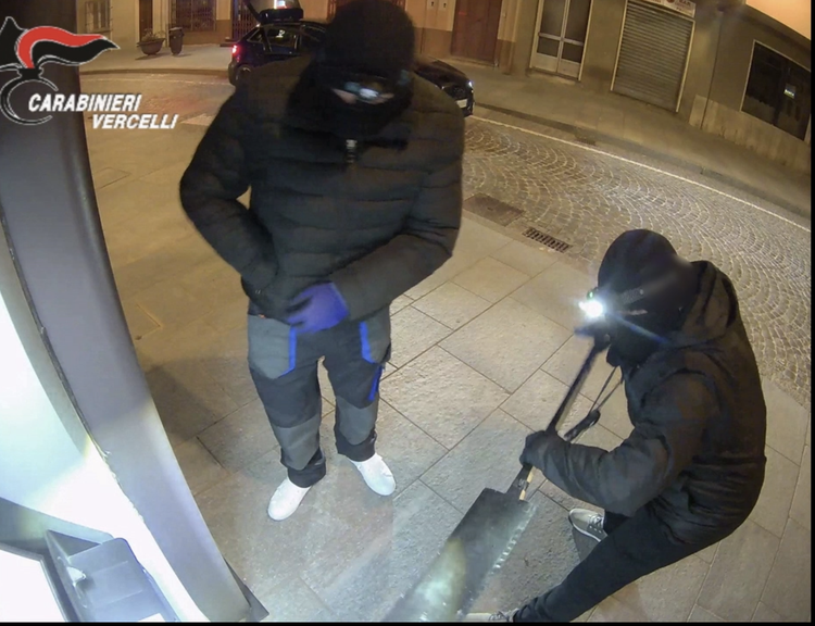 Smantellata banda dei bancomat: 11 misure cautelari tra Piemonte e Foggia