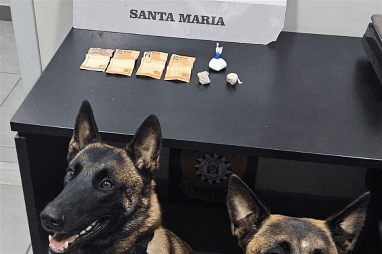 Homem com tornozeleira eletrônica é preso com porções de crack e cocaína em Santa Maria