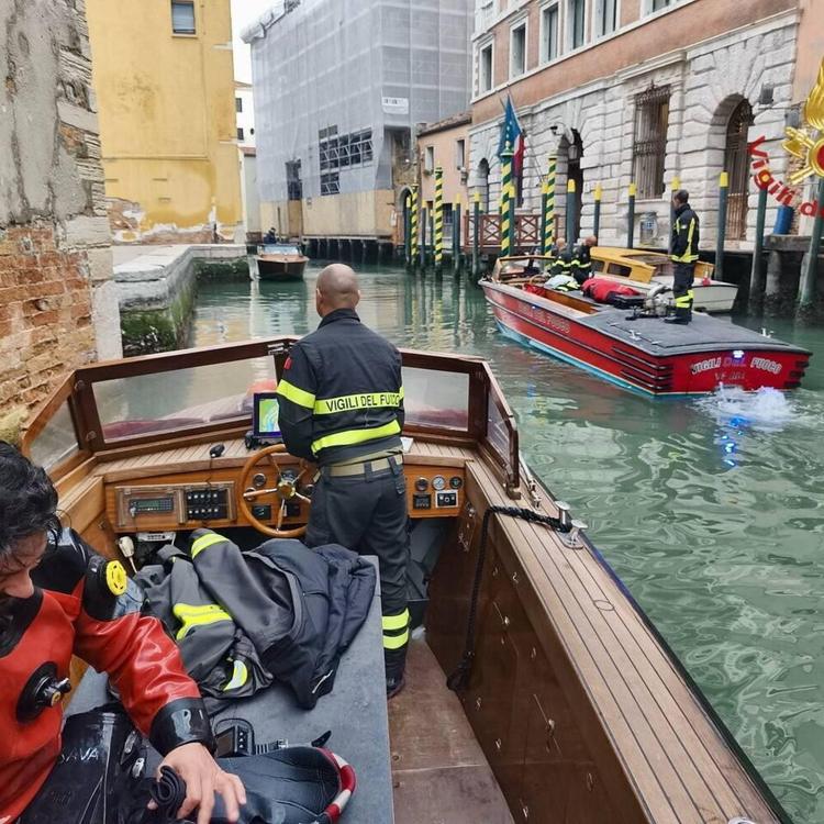 Venezia: tre persone cadono in acqua, 20enne muore annegato
