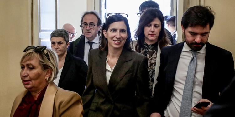 Segreteria Pd: "Il programma si scrive anche con i centristi. Pronti alle primarie"