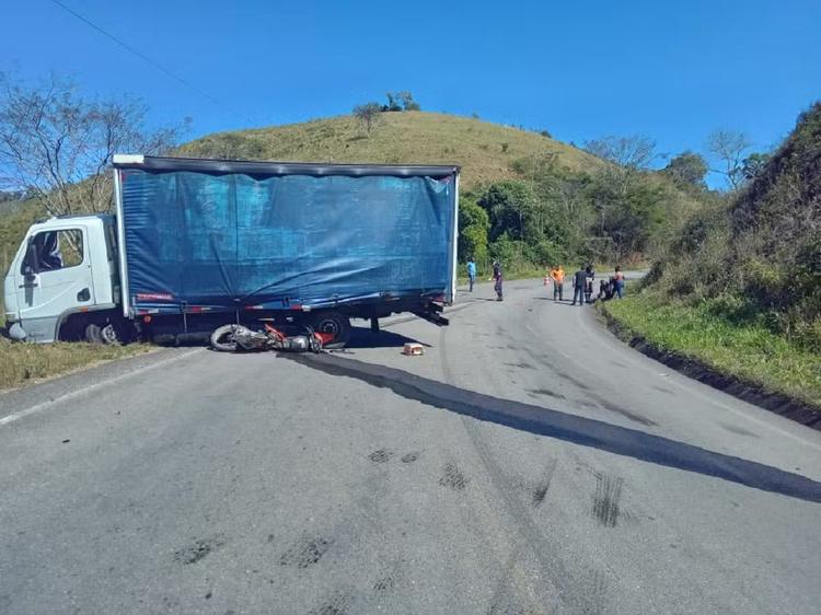Motociclista morre em acidente com caminhão na MG-353