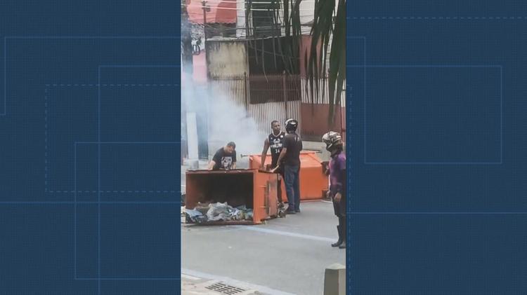 Entregadores protestam após discussão entre moradora e motoboy que teria se recusado a levar pedido até a porta