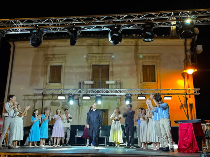 Il brutto tempo di ieri pomeriggio, domenica 9 agosto, non ha fermato gli eventi del cartellone estivo di Petralia. Il M...