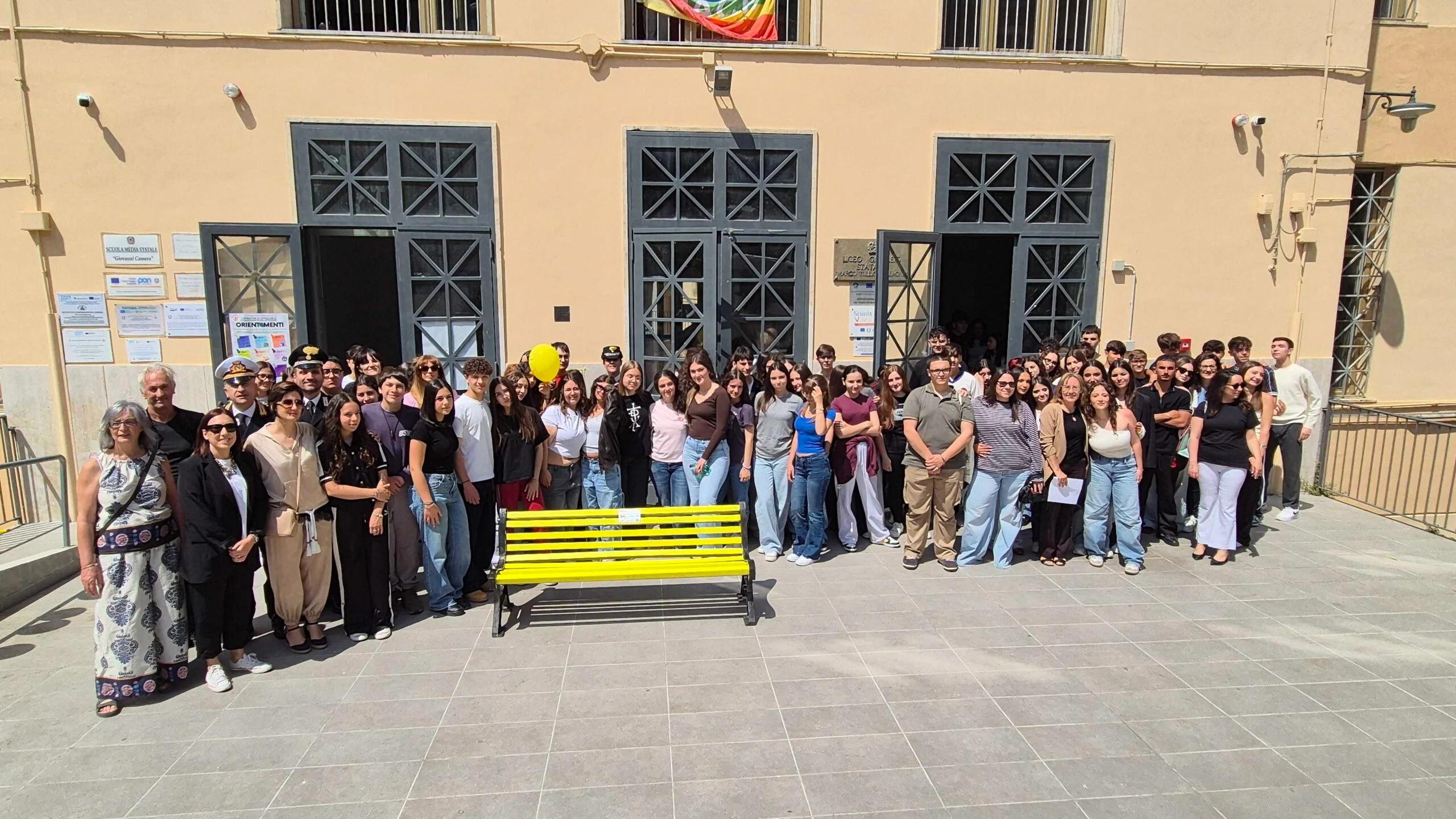 Sala Consilina: inaugurata la panchina gialla contro bullismo e cyberbullismo