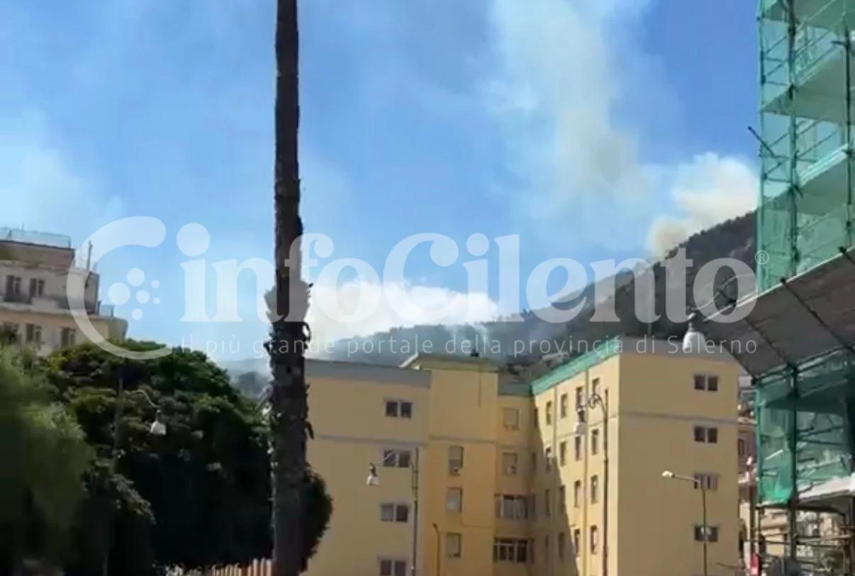 Salerno: brucia il Monte di San Liberatore, ettari di vegetazione in fumo