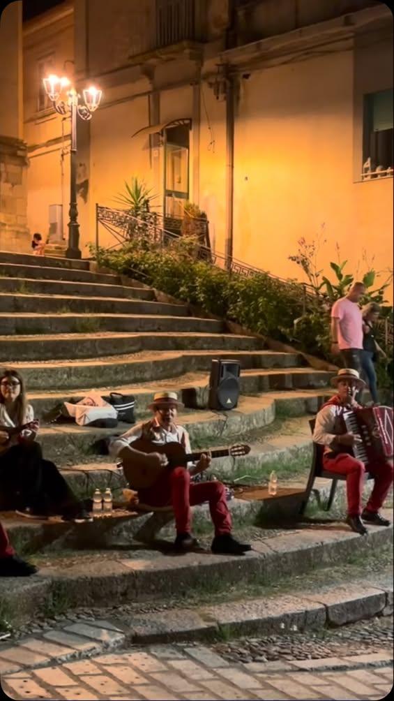LA NOTTE BIANCA DI POLISTENA. Un altro grande successo dell’estate culturale 2026. Artisti di strada di grande esperienz...
