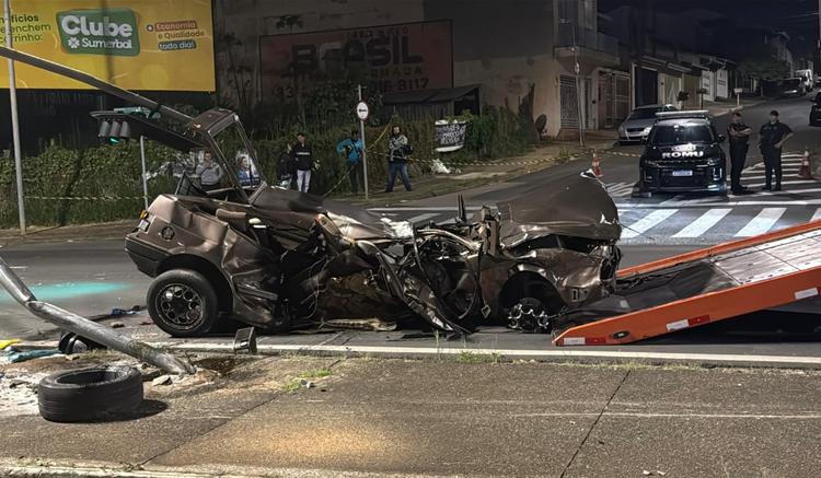 Casal morre após carro bater contra semáforo em avenida de Indaiatuba