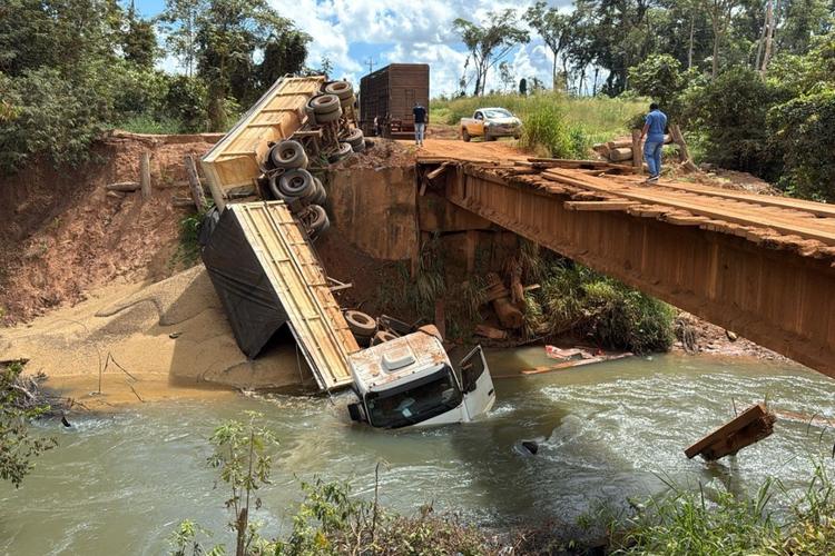 Ponte de rodovia em MT é interditada após caminhão cair em córrego
