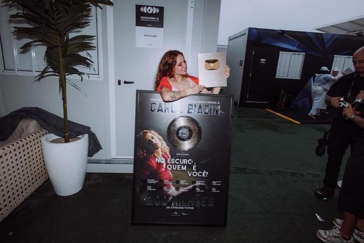 Carol Biazin recebe certificações da Universal Music Brasil após show no Rock in Rio