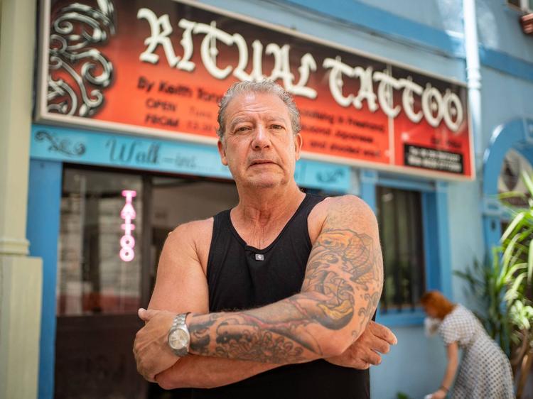 El gibraltareño Kelth Tonna, gerente de Ritual Tattoo, en su negocio. (F. R.)