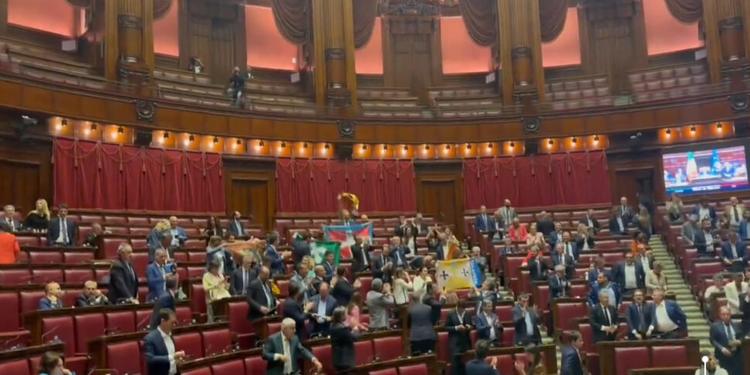 Notebook di un giornalista in fiamme nella sala stampa della Camera dei Deputati