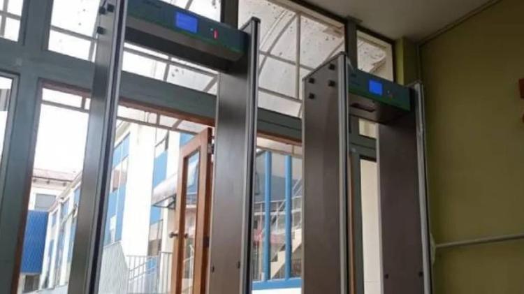 Propuesta de instalar detectores de metales en escuelas genera reacciones