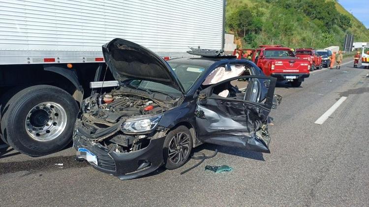 Engavetamento envolvendo caminhão, carreta e quatro carros deixa feridos e interdita pista na Via Dutra, em Barra Mansa