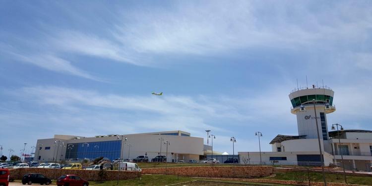 Paura sul volo Lampedusa-Catania, l'aereo rientra dopo l'allarme incendio