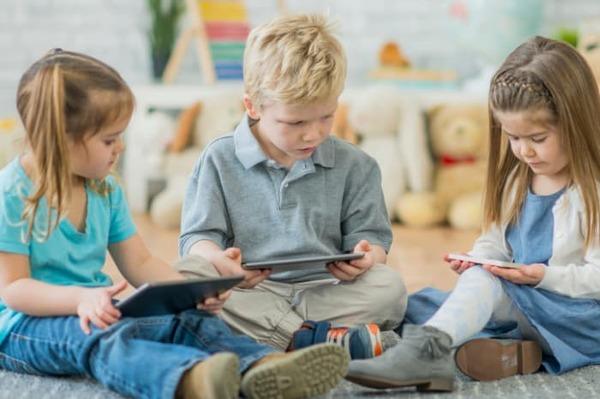 Bambini e dipendenze digitali: rischi, segnali e nuove misure
