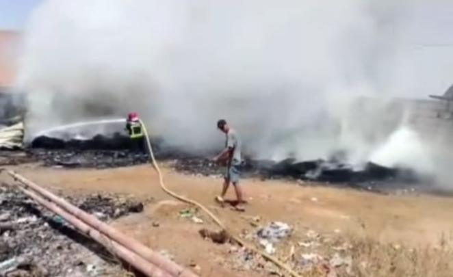 حريق بمستودع للعجلات المستعملة بصخور الرحامنة يستنفر الوقاية المدنية والسلطات
