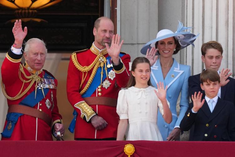 Trooping The Colour 2026: la royal family unita a dispetto della crisi, Kate omaggia Diana