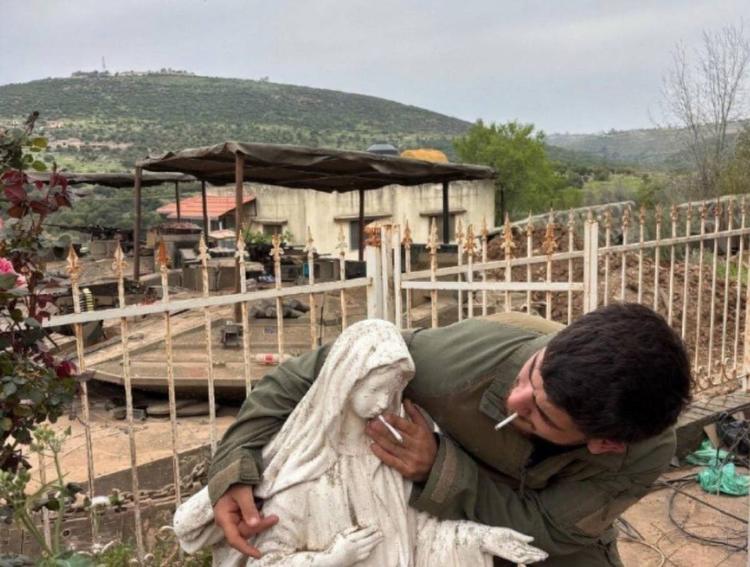 Sigaretta nella bocca della Madonna: bufera sul soldato israeliano e l’Idf apre un’indagine