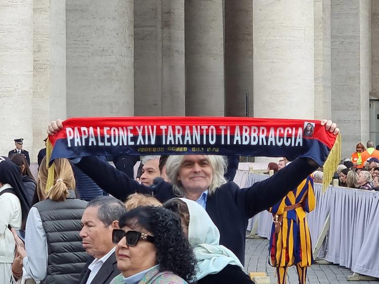 Roma, un tarantino dedica una sciarpa al Santo Padre