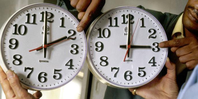 من الاحتفاء إلى الارتباك.. كيف عاش المغاربة أول ساعات العودة إلى توقيت غرينيتش؟
