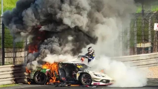 Piloto resgata colega de carro em chamas após acidente em prova no China GT