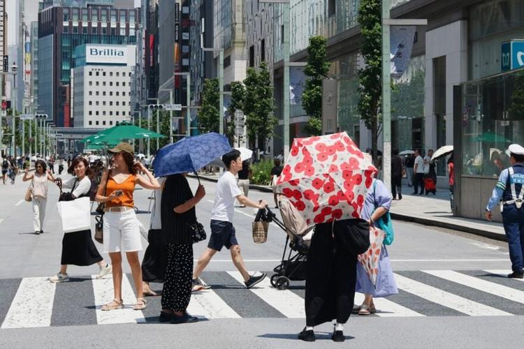 C’est la fin d’un code vestimentaire strict au bureau&nbsp;: la crise énergétique pousse le Japon à changer ses habitudes et à encourager les employés à porter un short