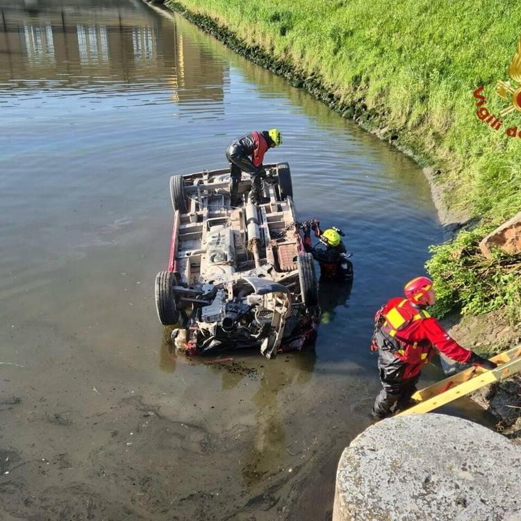 Van finisce in un canale a Venezia, tre morti