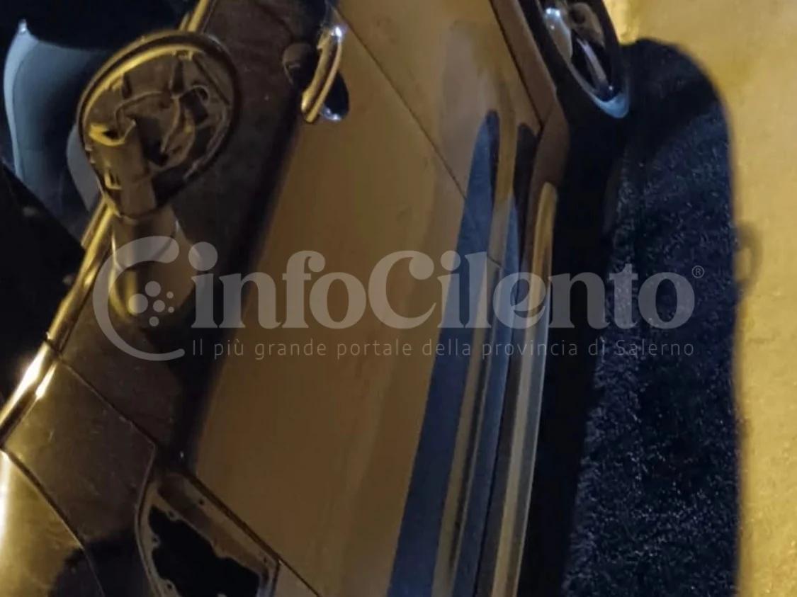 Paestum, auto vandalizzata in centro: rubati alcuni pezzi della carrozzeria. La denuncia di un imprenditore