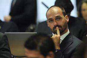 Aliados de Lula criticam Eduardo Bolsonaro por sugerir troca do PIX por sistema de pagamento Zelle dos EUA
