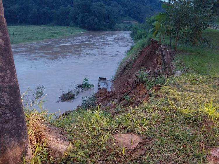 Temporal com granizo do tamanho de 'bolas de golfe' e deslizamentos causa estragos em cidades de SC