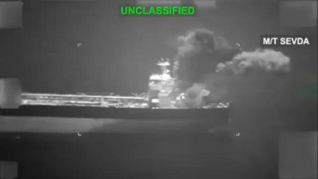 Vídeo: EUA atacam dois petroleiros iranianos. "Violavam bloqueio dos EUA"