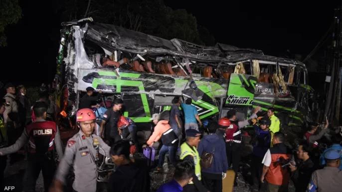 مقتل 11 معظمهم من الطلاب بحادثة تحطم حافلة في إندونيسيا