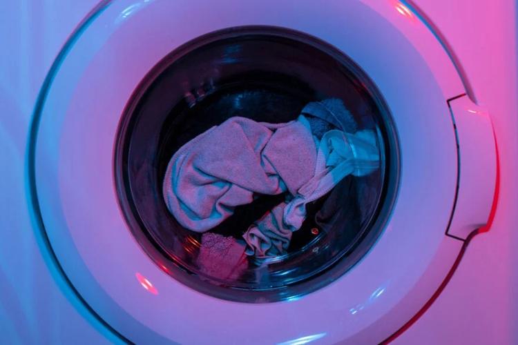 Électricité&nbsp;: voici à quelle heure il faut lancer sa machine à laver pour faire de grosses économies en 2026