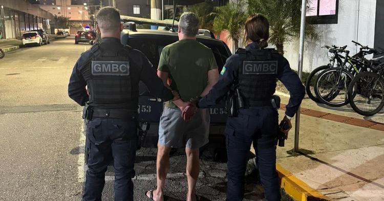 Homem embriagado é preso após ofender mulher que se recusou a ter relações sexuais em Balneário Camboriú