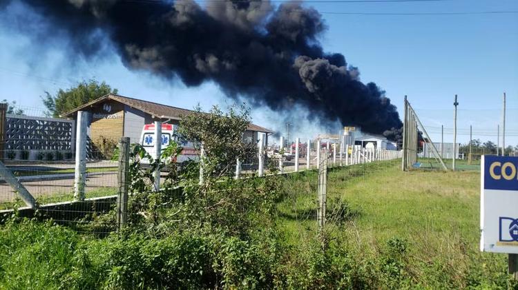 VÍDEO: Incêndio de grandes proporções atinge fábrica de resina no RS e mobiliza bombeiros de três cidades