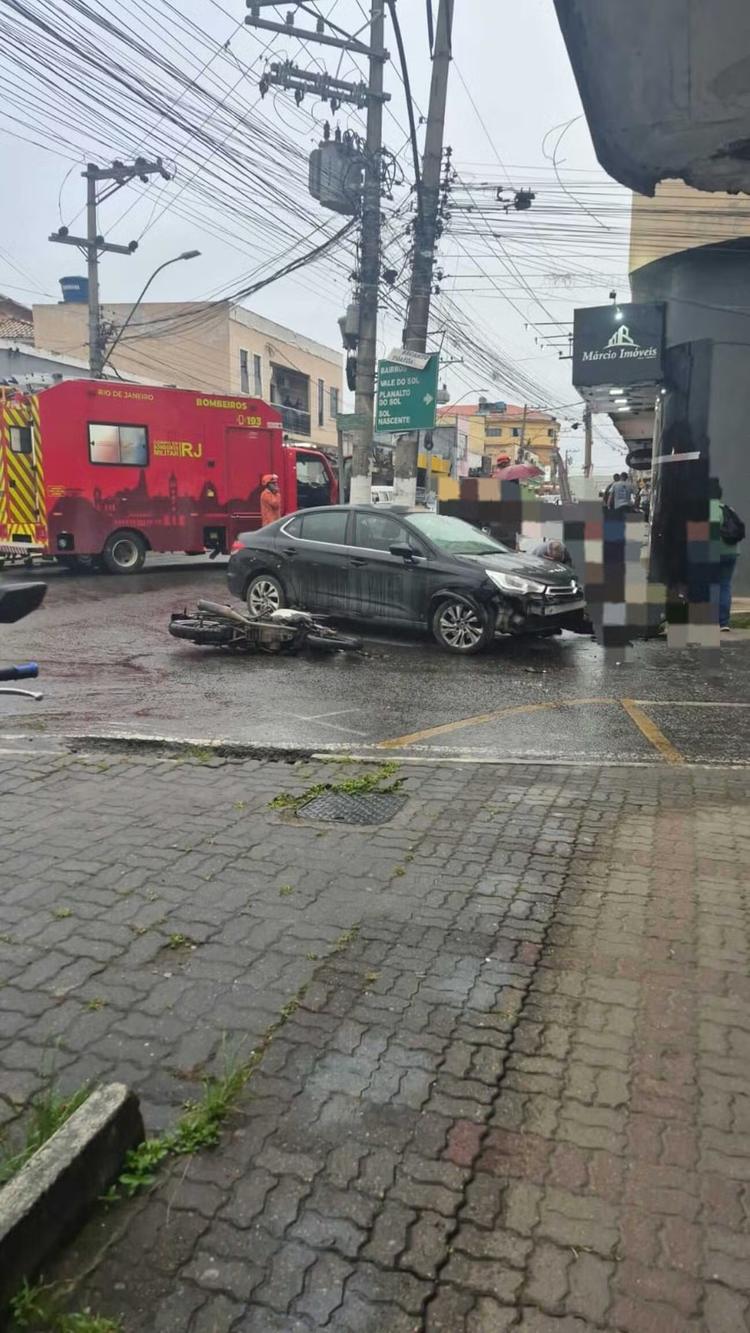 Acidente entre carro e moto deixa jovem ferido em Pinheiral