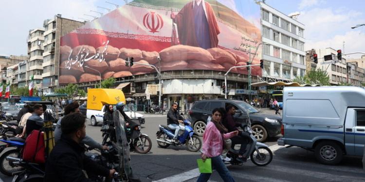 Medio Oriente, Trump: "L'Iran è al collasso con Hormuz chiuso". Teheran: "Usa tolgano il blocco e negozieremo"