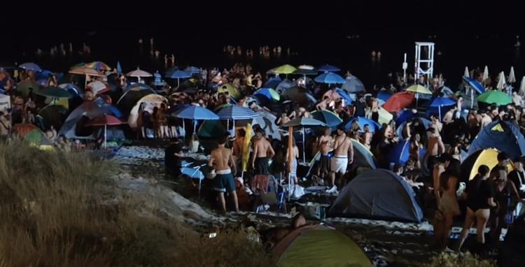 Ferragosto sulla spiaggia, la notte delle tende e delle grigliate