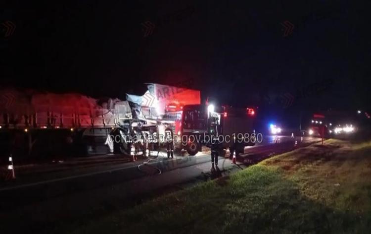 Acidente entre carreta e caminhão deixa motorista gravemente ferido na Castello Branco em Porangaba