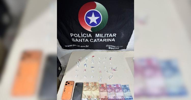 Traficante cai de moto durante perseguição e acaba preso com cocaína em Porto Belo