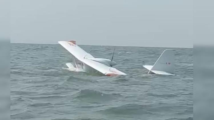 VÍDEO: Avião de pequeno porte é encontrado caído em rio por populares; Marinha e Bombeiros são acionados