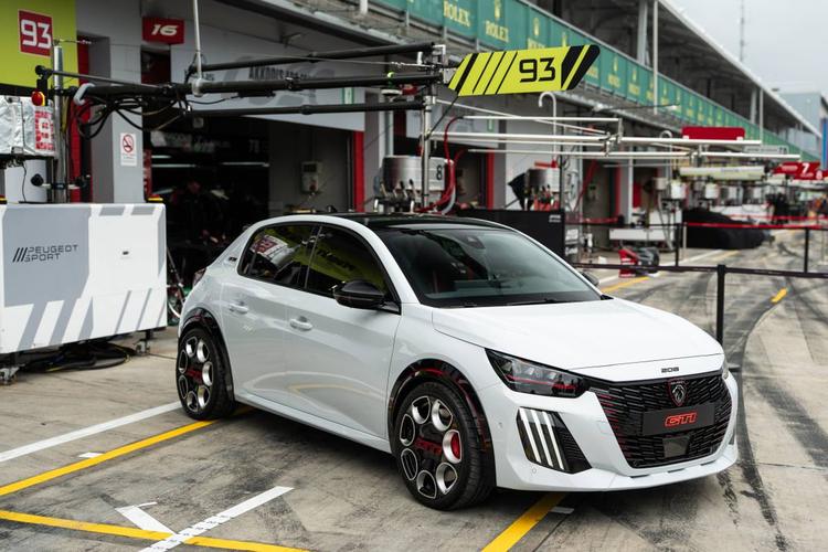 A bordo della 208 GTi, sigla magica dal potere magnetico