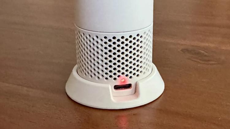 the battery indicator light on the back of the dyson hushjet mini cool