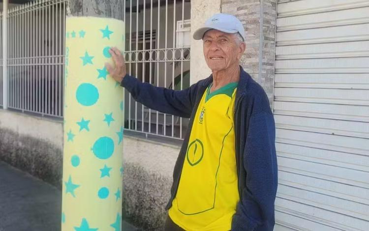 Aos 96 anos, torcedor que viu todos os títulos do Brasil em Copas mantém viva tradição de decorar ruas