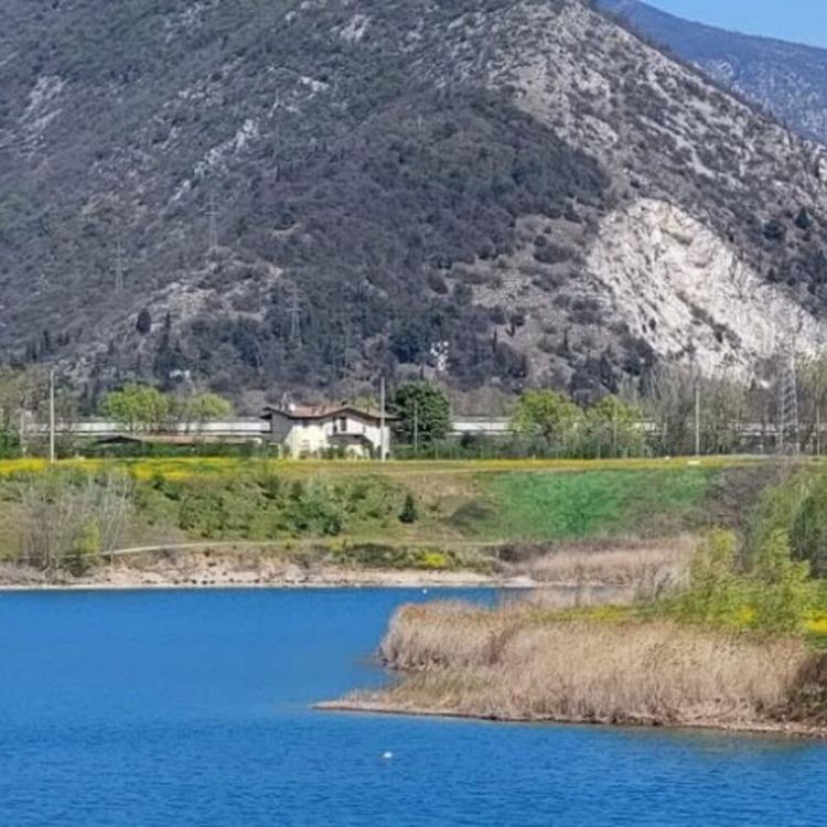 Brescia, 15enne si tuffa nel lago Gerolotto e non riemerge. La balneazione era vietata